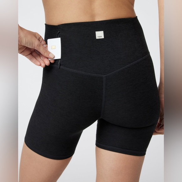 LIKE NEW Vuori Clean Elevation Shorty 6" High Rise Activewear Shorts Yoga Gym - Picture 4 of 15